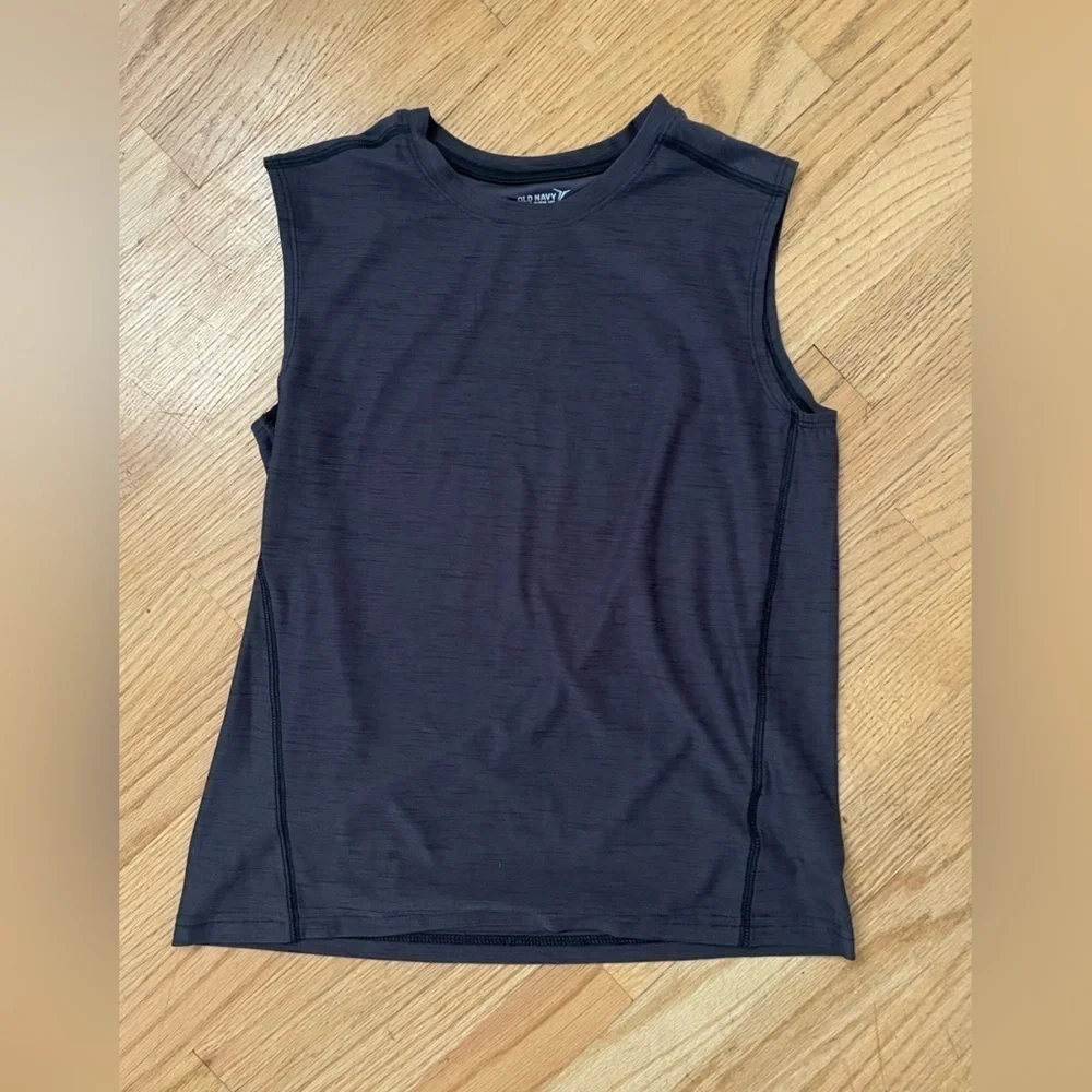 EUC Old Navy muscle tank, large